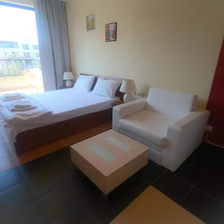 Life Pool View Studio Apartament *
